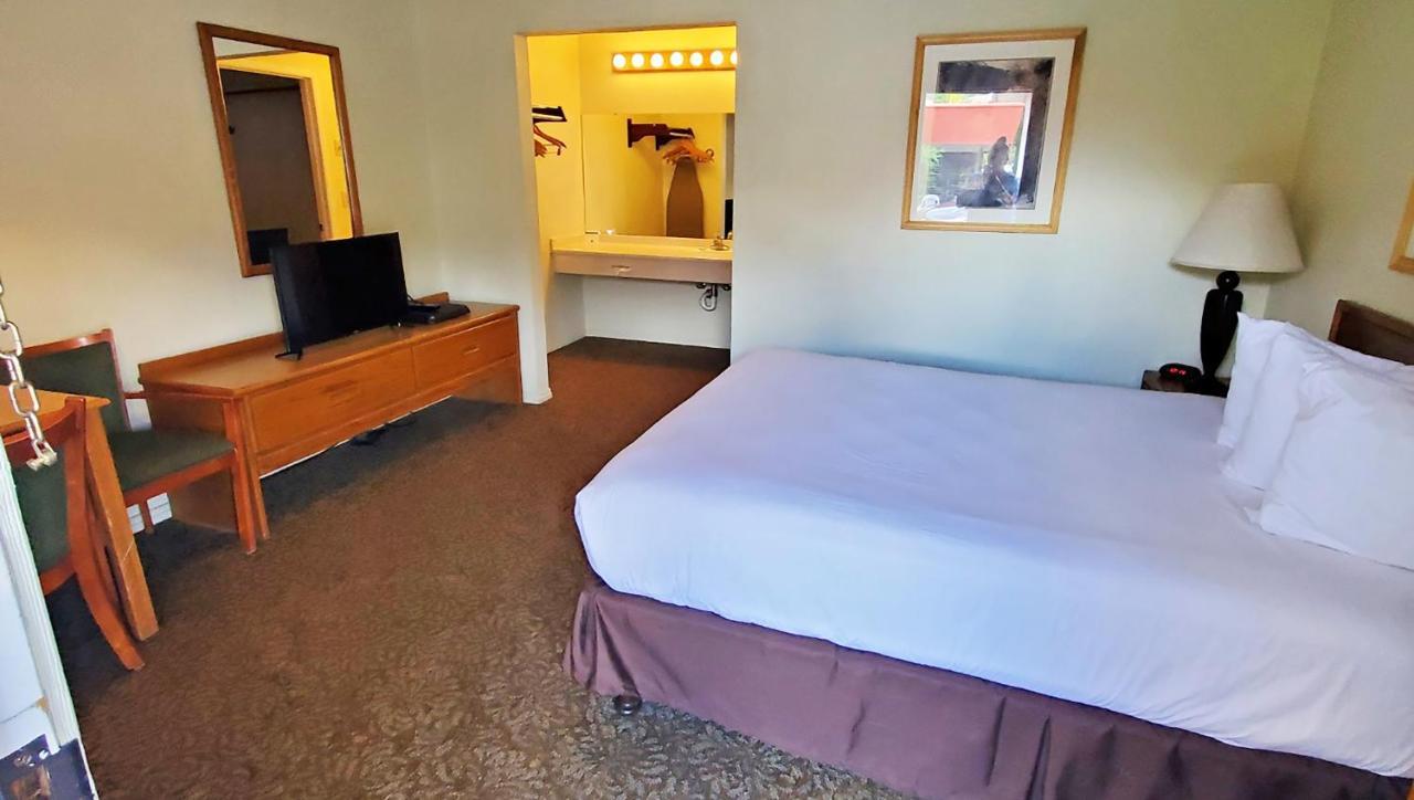 Magnuson Hotel Ийли Екстериор снимка