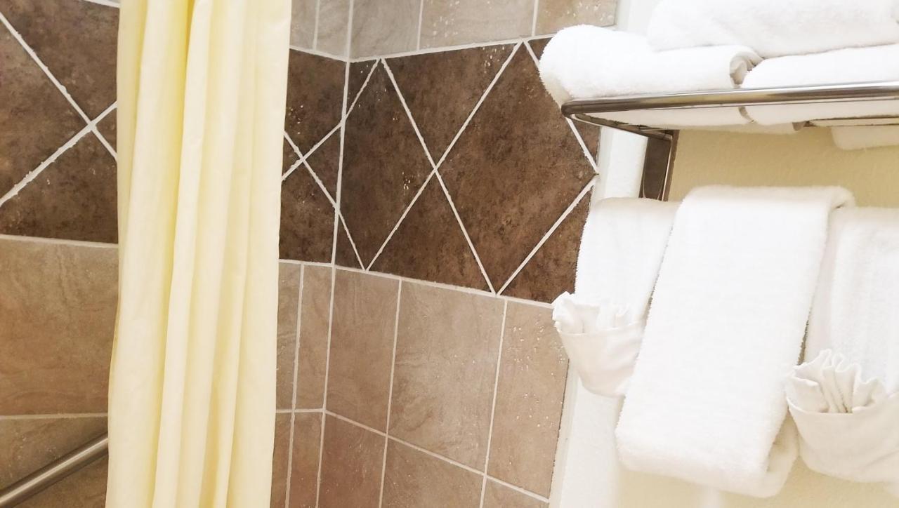 Magnuson Hotel Ийли Екстериор снимка