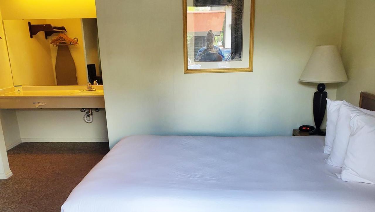 Magnuson Hotel Ийли Екстериор снимка