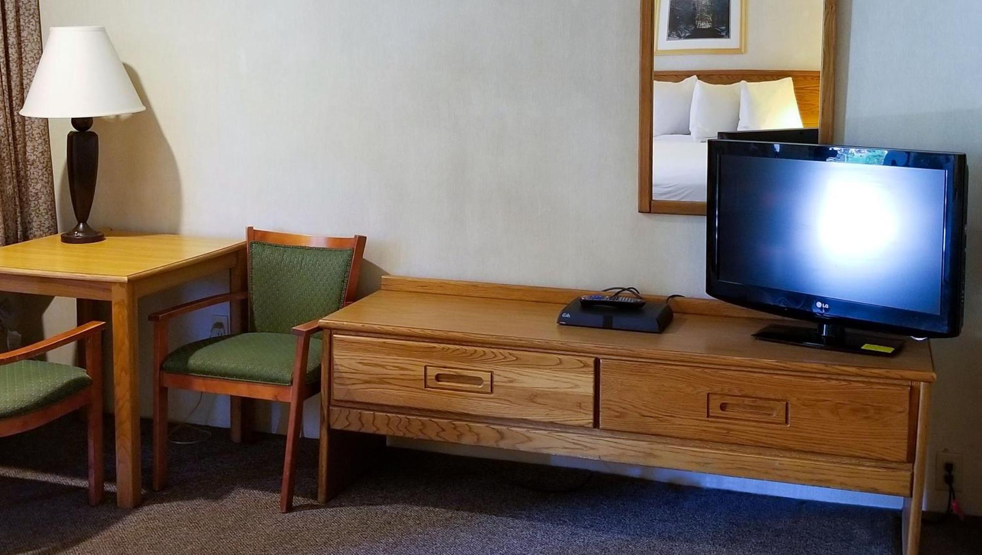 Magnuson Hotel Ийли Екстериор снимка